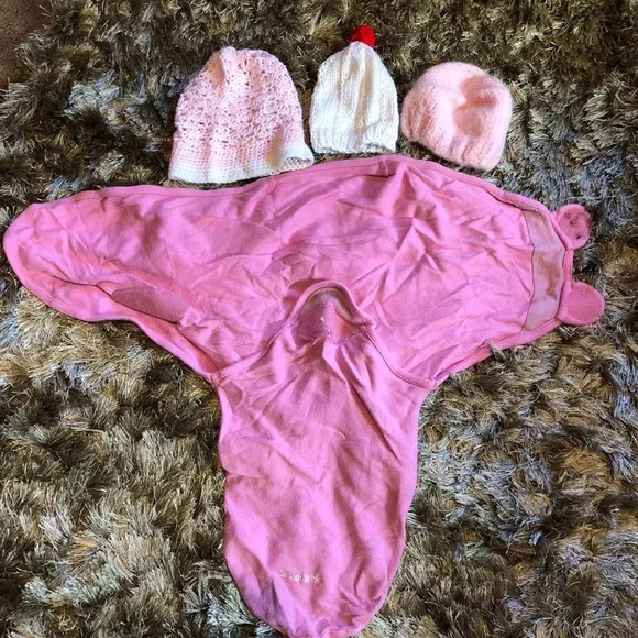 Baby girl swaddle and hats size 0-9M - Picture 1 of 3